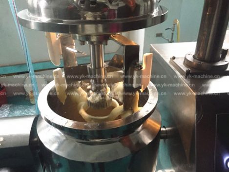 上海食品行業(yè)客戶到我公司進(jìn)行調(diào)料乳化機(jī)試機(jī)！